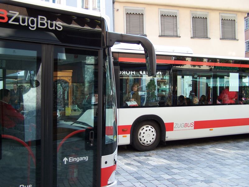 Busbegegnung in der Fußgängerzone