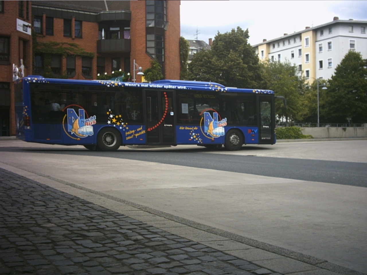 Setra Niederflur mit cooler Werbung