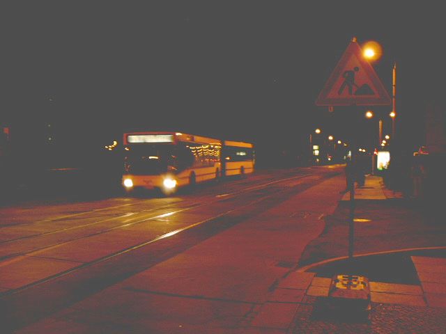 Bus bei Nacht.