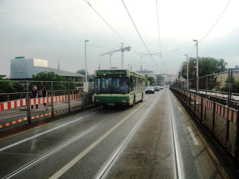 SU-HV 405 auf der Kennedybrücke
