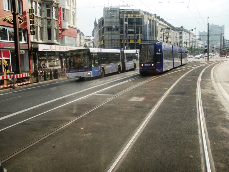 0202+9467 verlassen Richtung Kennedybrücke den Bertha-von-Suttner-Platz