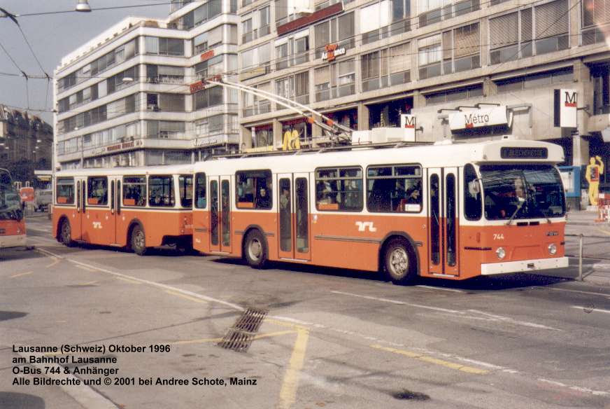 O Bus aus Lausanne mit Anhänger