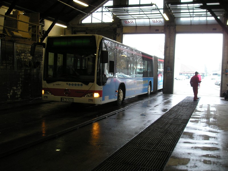 Gewaschener Citaro G verlässt die Halle