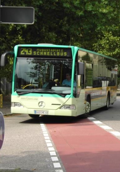 Schnellbus fährt Schnell in die Kurve