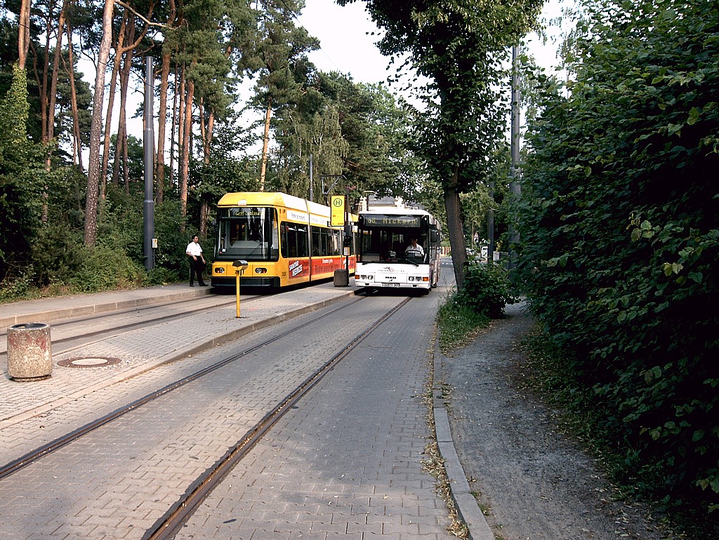 Dresden 2528 + DD TT 301 Kleinzschachwitz Freystraße
