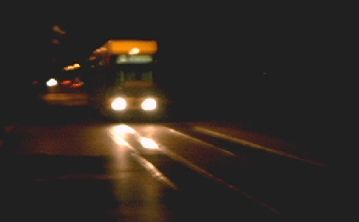 eine Bahn bei Nacht.