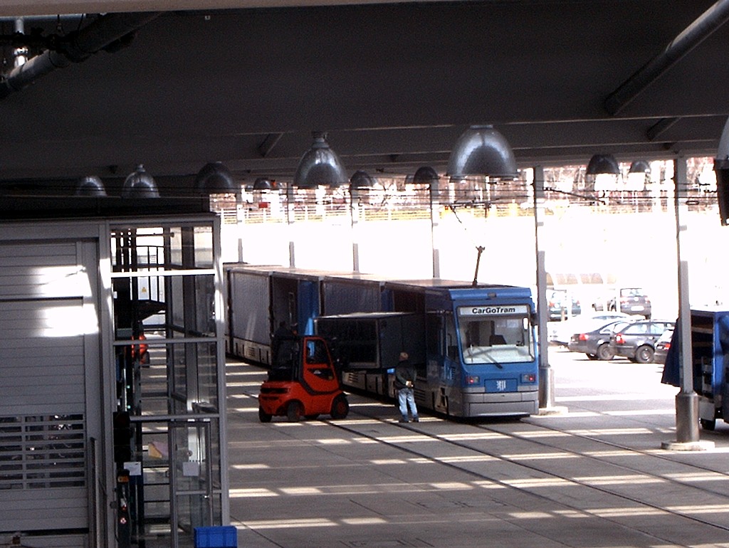 Dresden - 2001 VWBahn beim Laden