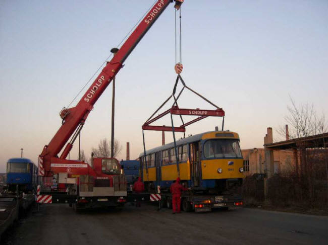 T4D werden auf Güterwagen verladen um nach Rumänien geschafft zu werden