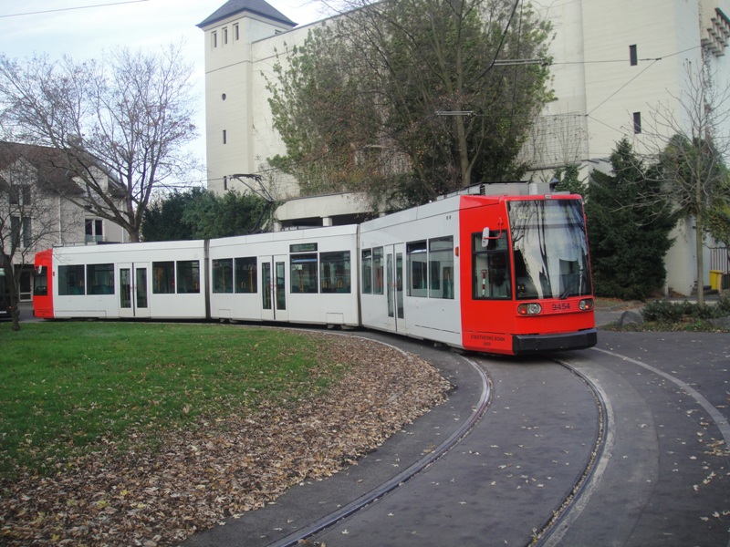 9454 an der neuen Pausenhaltestelle Quirinusplatz
