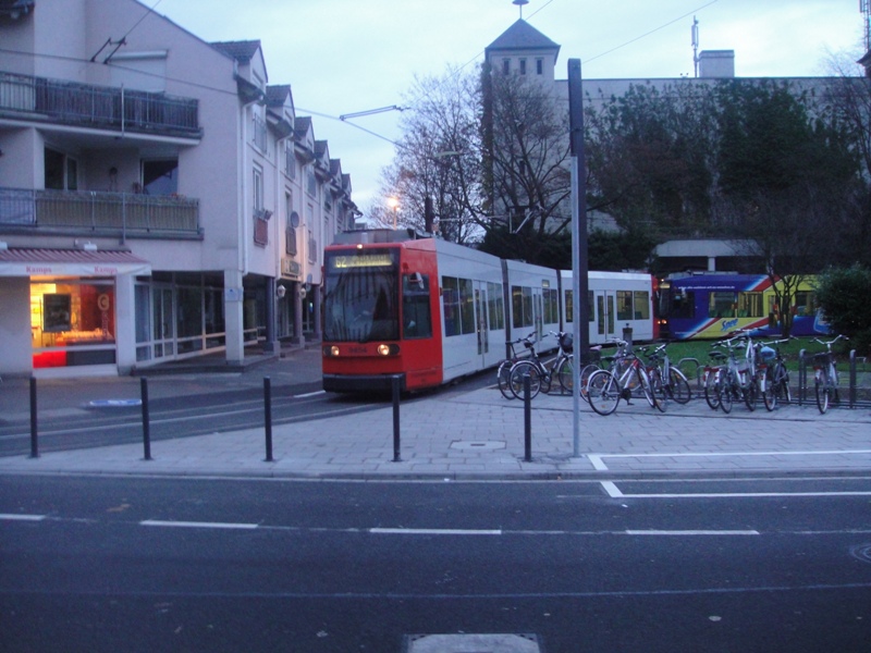 9454 an der neuen Pausenhaltestelle Quirinusplatz
