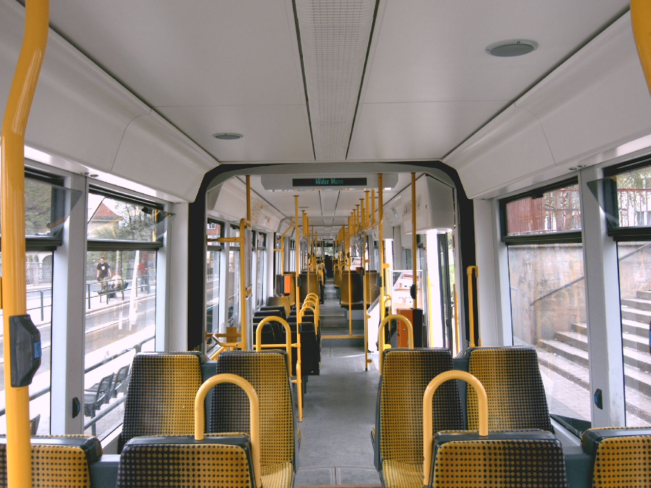 Dresdner Straßenbahnzug (NGT 8 DD innenansicht)
