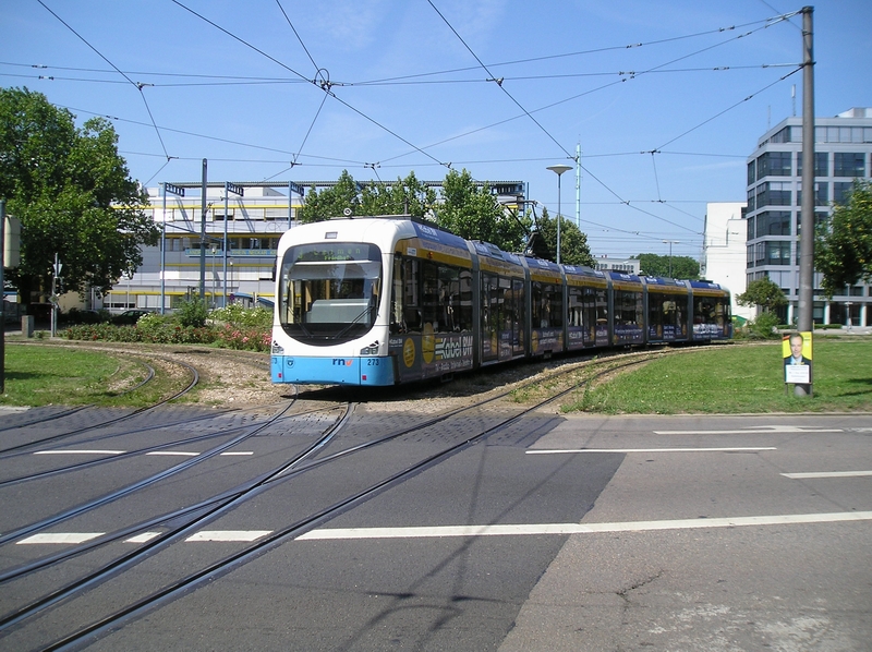 Neue Heidelberger Straßenbahn an der Stadtbücherei