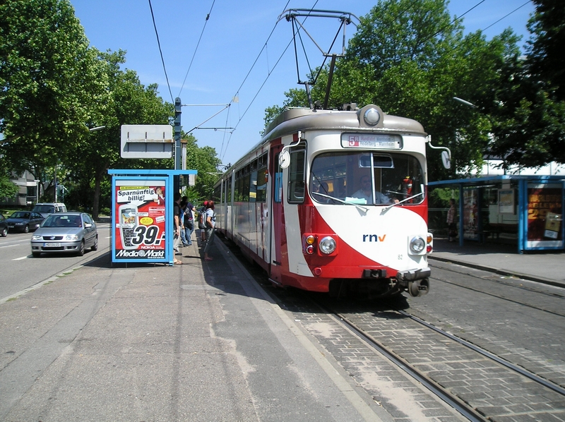Alte OEG Straßenbahn an der Stadtbücherei