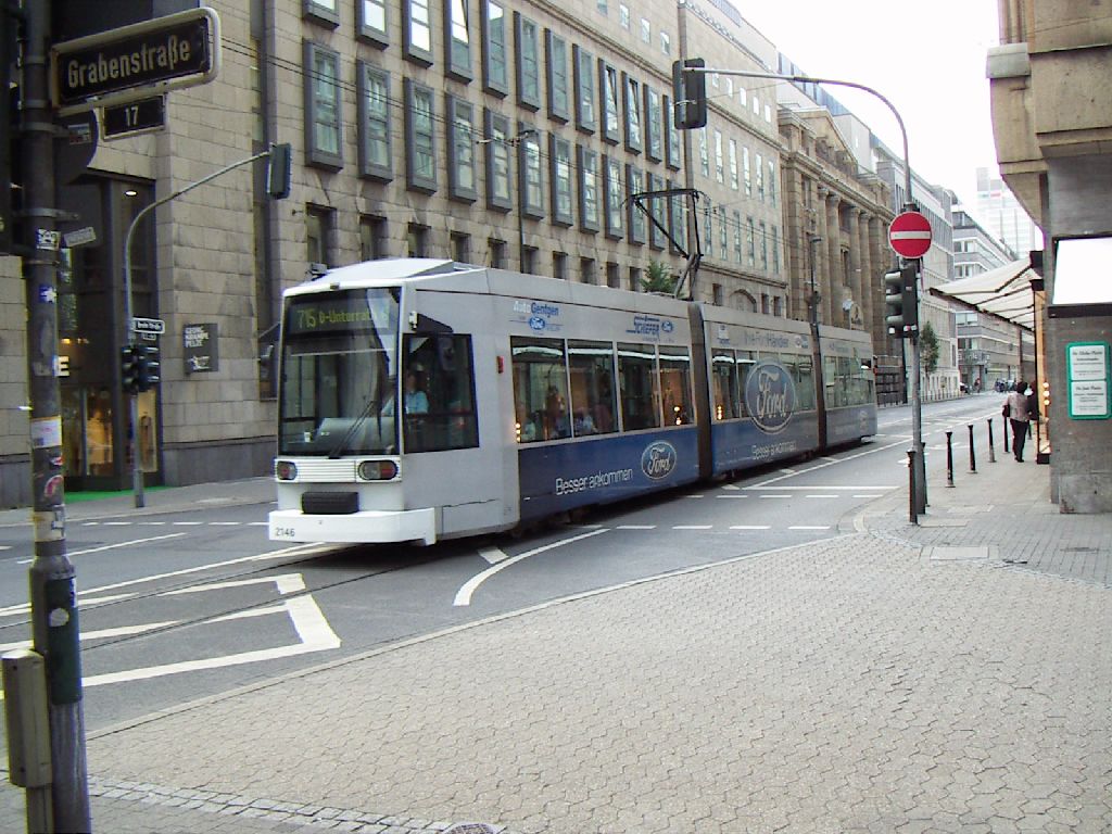 Tram in Düssedorfer Innenstadt