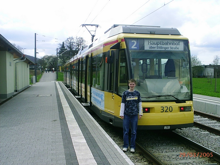Silli vor Straßenbahn in Karlsruhe