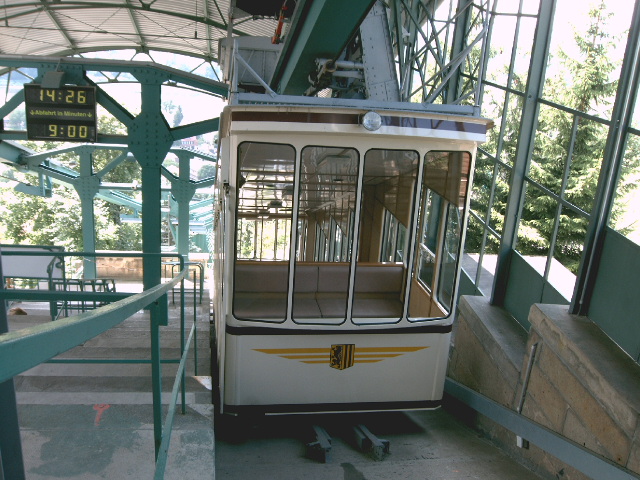 Schwebebahn in der oberen Station