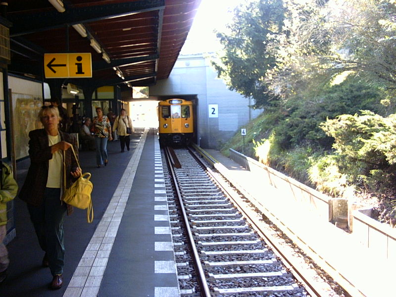 Die U-Bahn fährt aus.