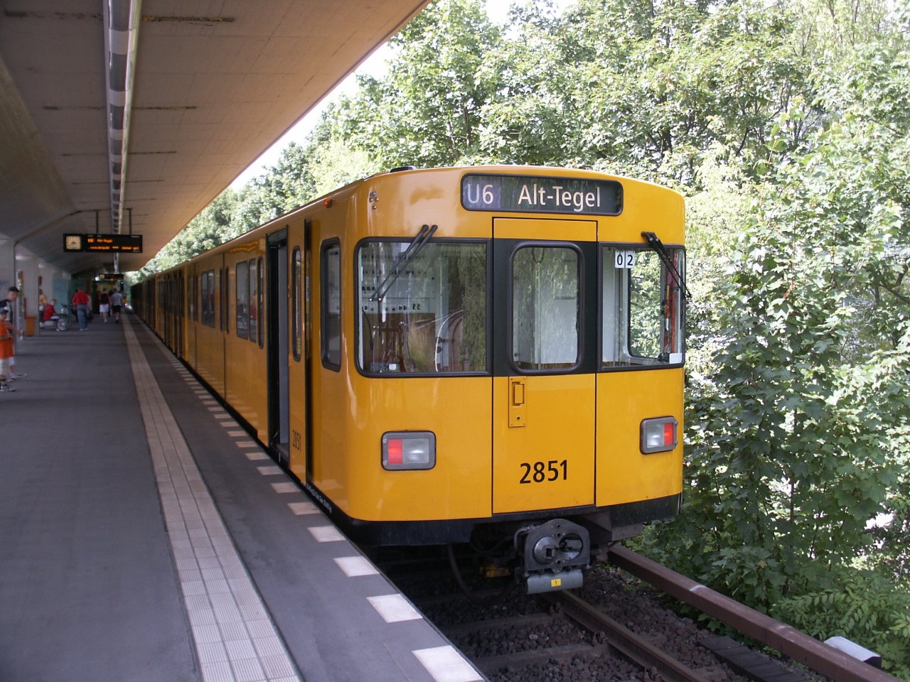 F90 im Bahnhof Otisstraße