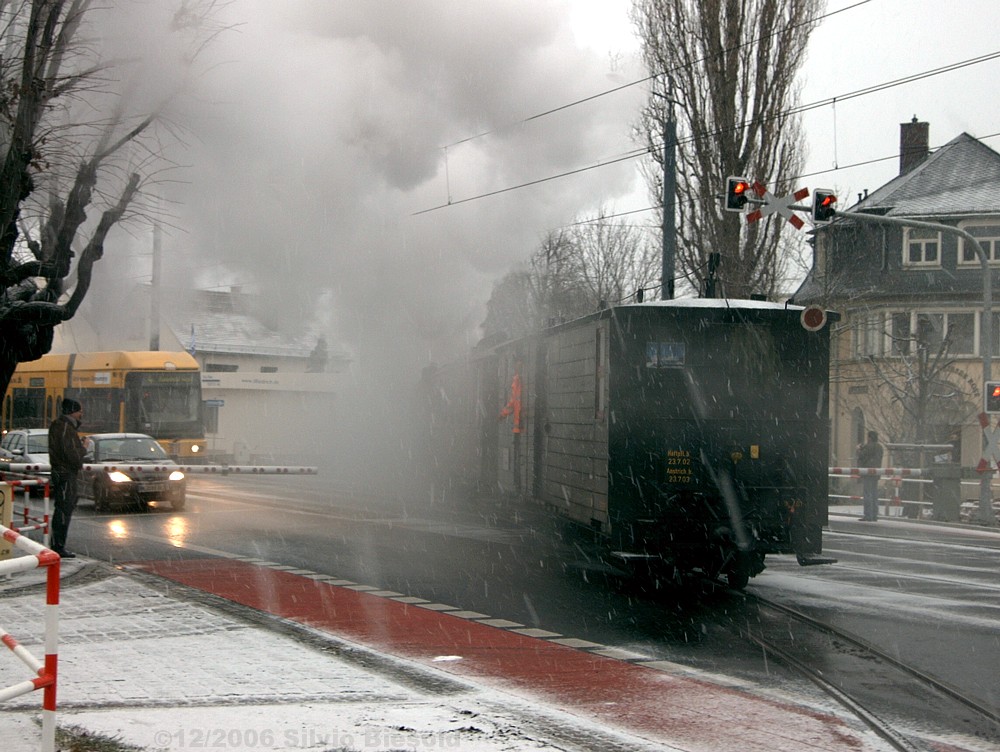 Gleiskreuzung Weißes Roß Zug + Straßenbahn
