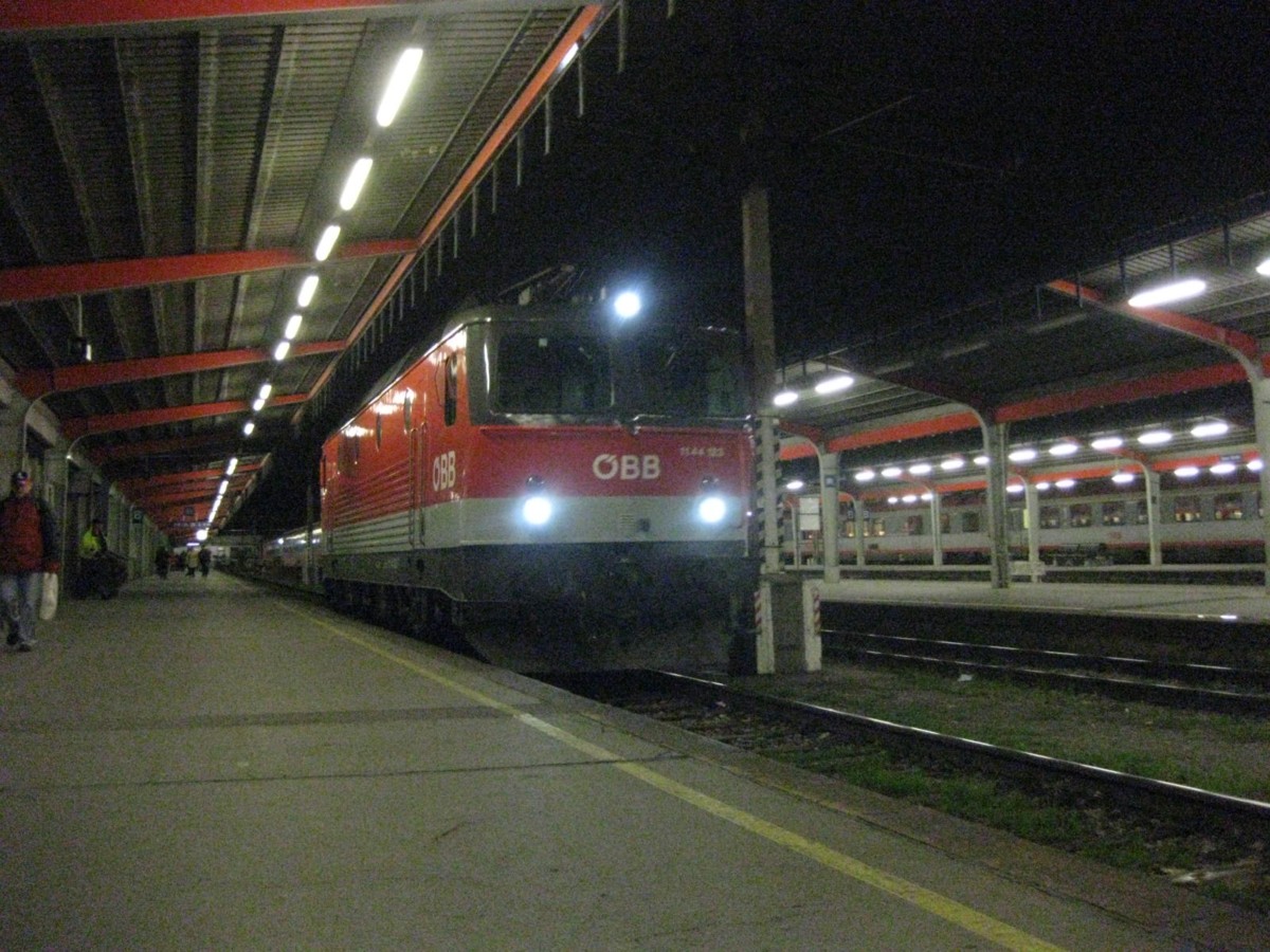 ÖBB 1044 mit LED Lichtern Wien Süd