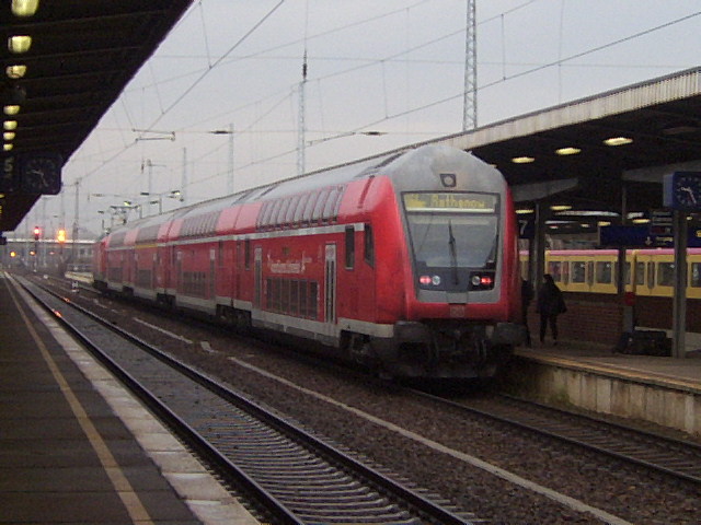 Wartender RE 4 in Berlin Schönefeld