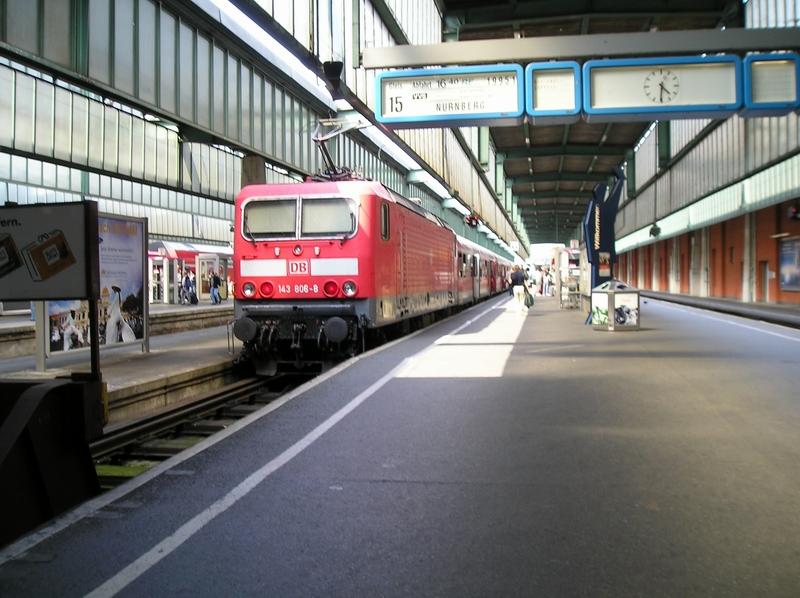 RE mit BR143 in Stuttgart HBF