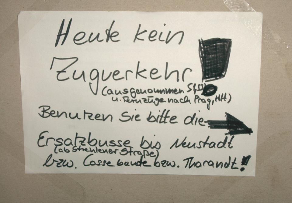 unwichtiger ;)  Hinweis im Dresdener Hbf