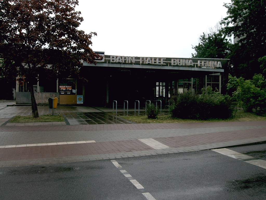 SBf. Halle Neustadt Eingang