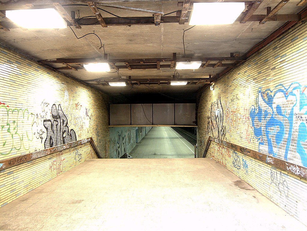 SBf. Halle Neustadt Zugang zum Bahnsteig