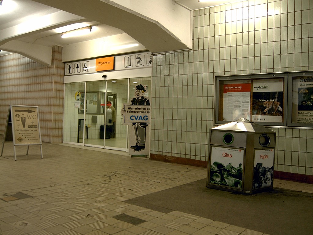 WC-Center mit Klopapier äh... Fahrscheinverkauf