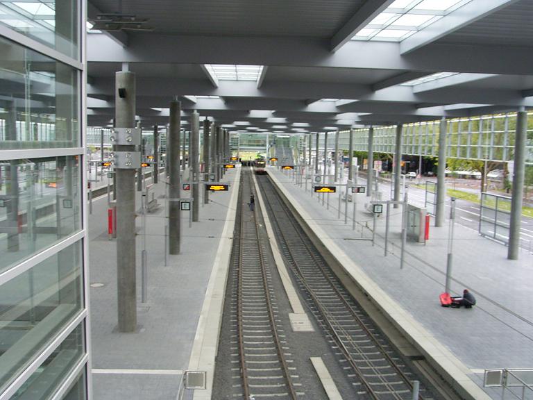 Kleine Bahn im großen Bahnhof ...