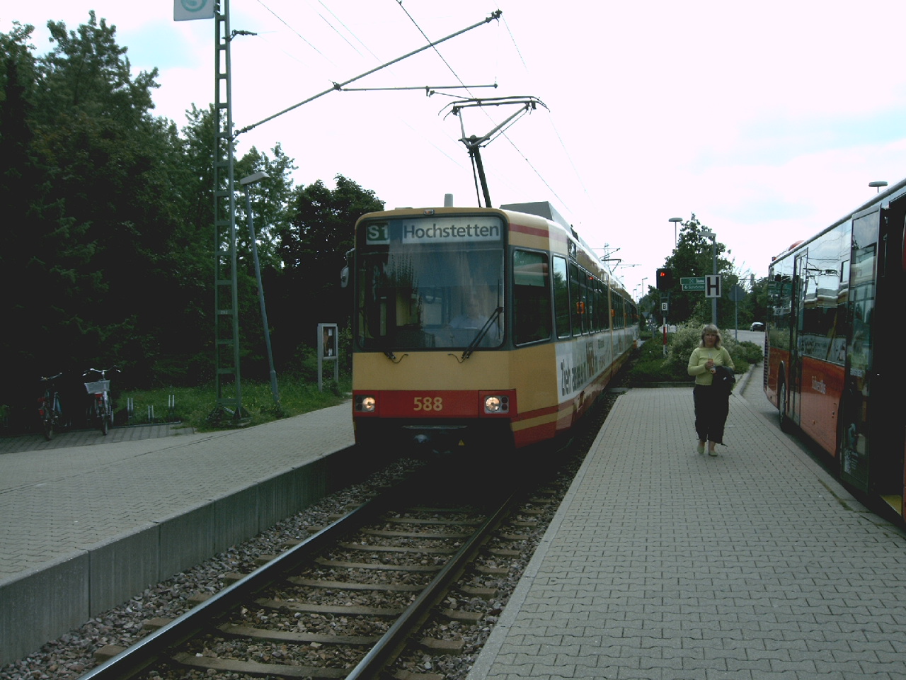 S1 fährt ein.