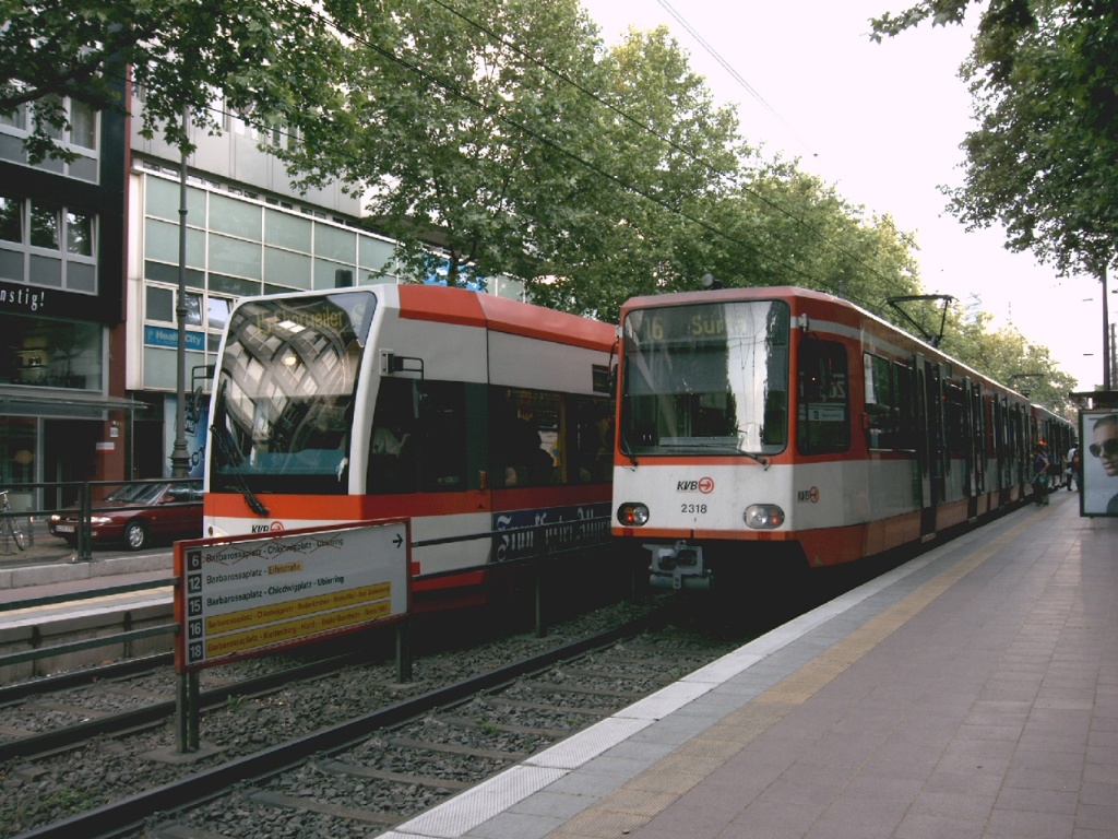 2 Stadtbahnen am Zülpicher Platz