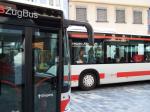 Busbegegnung in der Fußgängerzone