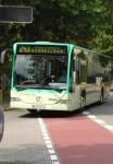 Schnellbus fährt Schnell in die Kurve