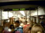 Leere Straßenbahn um Mitternacht