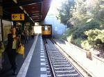 Die U-Bahn fährt aus.
