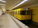 F90 im U-Bahnhof Adenauerplatz