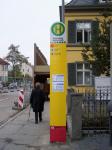 Neue Haltestellenschilder