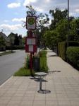 Haltestelle mit vielen Sitzmöglichkeiten